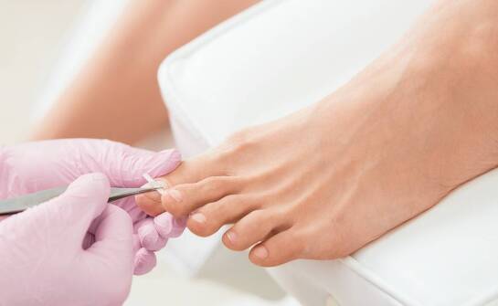 Profesjonalna pielęgnacja wrastających paznokci – co oferuje gabinet?