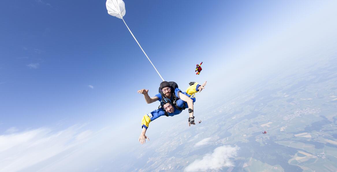 Skoki tandemowe: co wyróżnia ten rodzaj skoków spadochronowych?