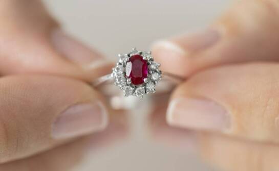 Jakie centralne kamienie najlepiej komponują się z białym złotem?