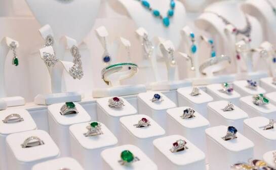 Symbolika szlachetnych kamieni w kontekście zaręczyn i ślubu