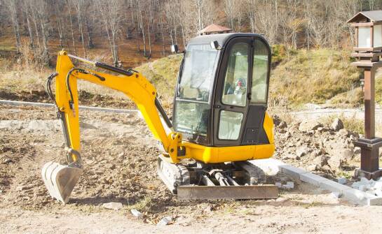 Wynajem minikoparki: kluczowe informacje dla inwestorów