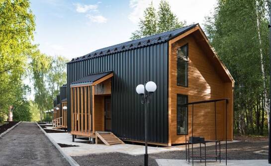 Czy letniskowe domki z warstwowej płyty są odporne na zmienne warunki pogodowe?