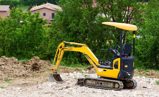 Wynajem minikoparki i transport materiałów budowlanych: korzyści logistyczne