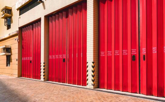 Jak rolowane bramy przeciwpożarowe wpływają na bezpieczeństwo w centrach handlowych