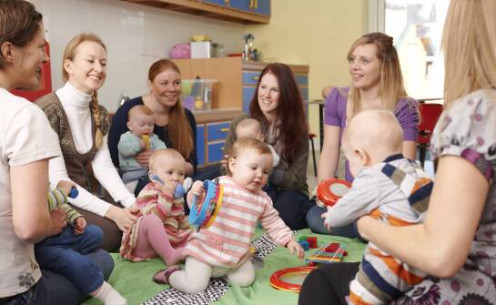 Kurs dla opiekunki w żłobku – jak efektywnie komunikować się z rodzicami?