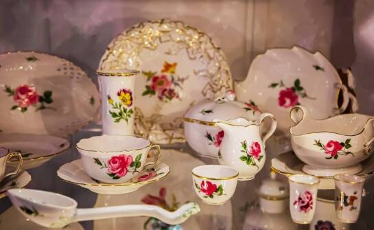 Ceramika z kwiatowym motywem - oferta stacjonarnych sklepów