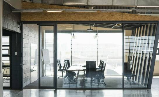 Rola powietrznych kurtyn w utrzymaniu komfortu cieplnego w biurowcach