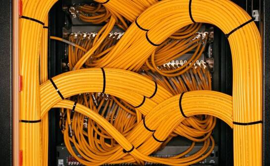 Wpływ technologii rack 19 serwera na wydajność aplikacji chmurowych