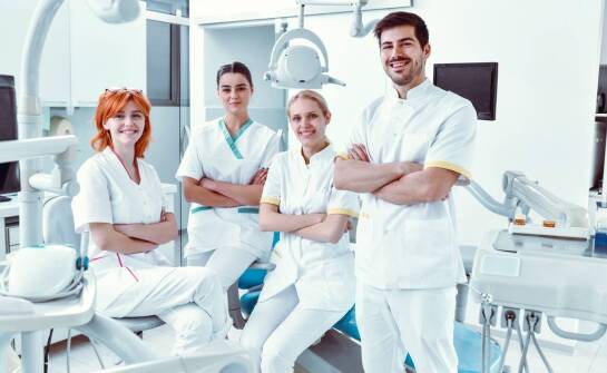 Jak endodonta współpracuje z innymi specjalistami w klinice stomatologicznej?