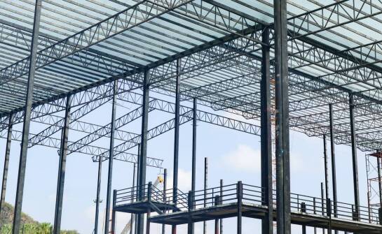 Jak producent stalowych hal może zoptymalizować proces budowy?