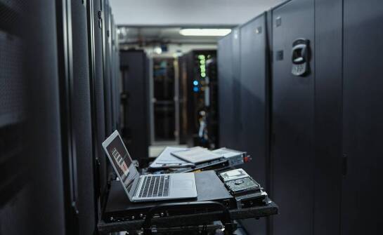 Jak wybrać odpowiednią dyskową półkę do serwerów NAS?