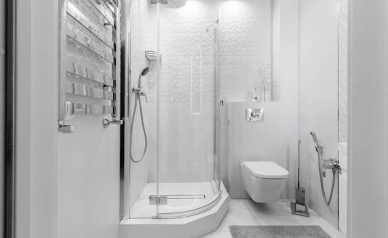 Jakie są dostępne technologie wykonania szklanych paneli do łazienki?