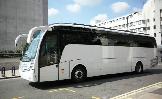 Jakie są najważniejsze kryteria wyboru autokaru do wynajmu?