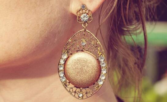 Jakie dodatki najlepiej pasują do cekinowych bluzek?