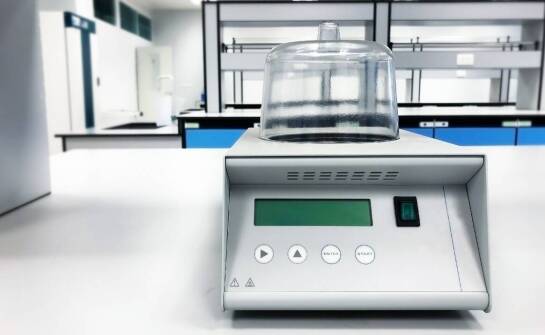 Kluczowe funkcje laminarnej komory w laboratorium biotechnologicznym