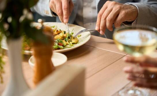 Jakie sałatki wzbogaci pesto z pieczonej dyni?