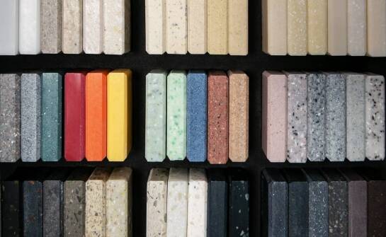 Różnorodność stojaków na ulotki – jak wybrać najlepszy dla swojej firmy?