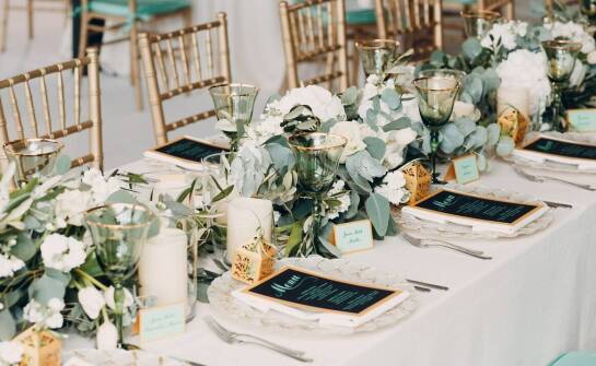 Toppery a możliwości personalizacji ślubnych dekoracji