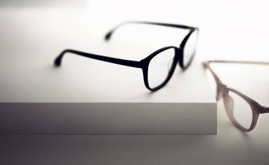 Jakie płyny do czyszczenia szkieł oferuje optyk?