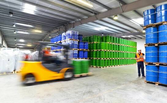 Jakie są kluczowe zalety wynajmu elektrycznych wózków widłowych?