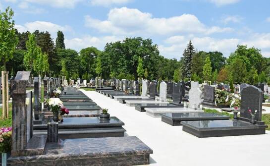 Wpływ lokalizacji farnego cmentarza na organizację ceremonii pogrzebowych