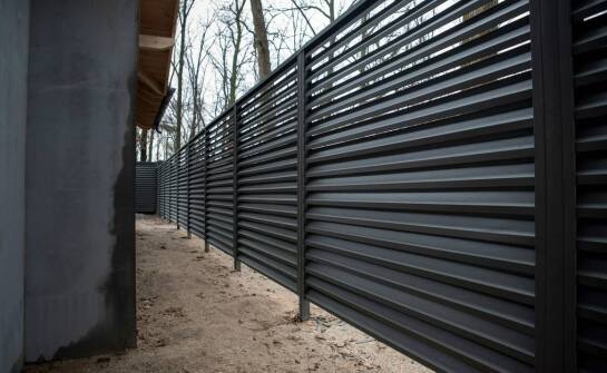 Nowoczesne metalowe ogrodzenia: Jak łączymy estetykę z funkcjonalnością?