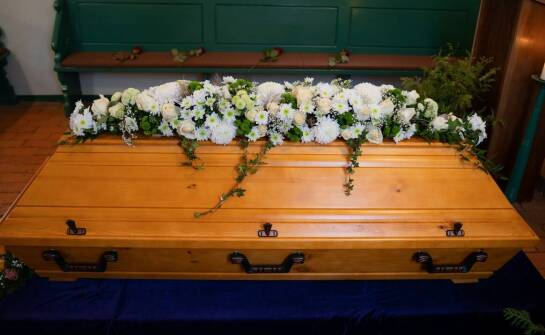 Proces sprzedaży urn i trumien – jak zakład wspiera klienta w wyborze?