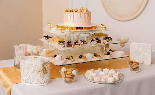 Rola stojaków do babeczek w prezentacji wypieków w cukierniach i restauracjach