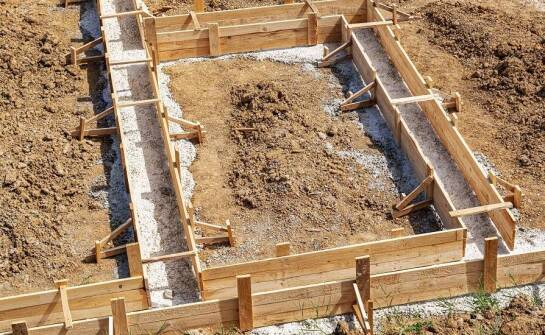 Jak punktowe fundamenty wpływają na stabilność drewnianych domów?