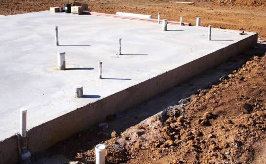 Czynniki wpływające na cenę fundamentowych płyt