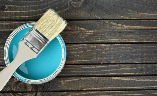 Co wyróżnia przemysłowe nowoczesne farby do drewna?