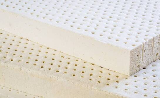 Łóżko z lateksowym materacem do sypialni – dla kogo będzie idealne?