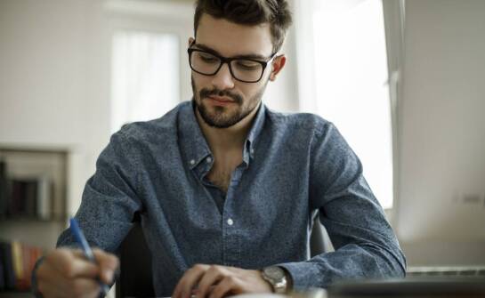 Okulary progresywne a praca biurowa – jakie korzyści przynoszą?