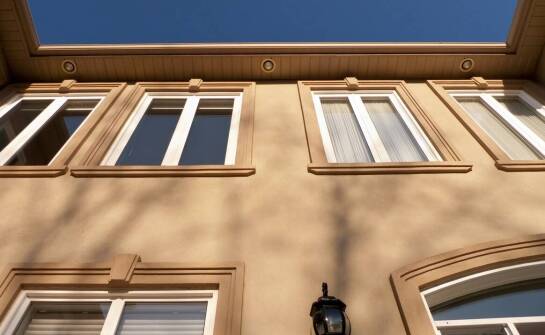 Wpływ nadokiennych gzymsów na estetyczną wartość nieruchomości