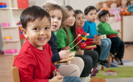Jak muzykoterapia wpływa na emocjonalny rozwój dzieci?