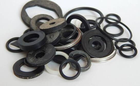 Jak badania właściwości sztucznych tworzyw wpływają na rozwój gumowych uszczelek?