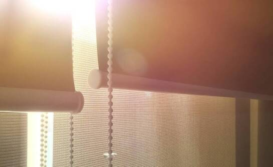 Jak właściwie wymierzyć okno do rolet zaciemniających?