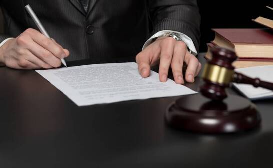 Pomoc prawna w negocjacjach bankowych umów – jak może pomóc kancelaria?