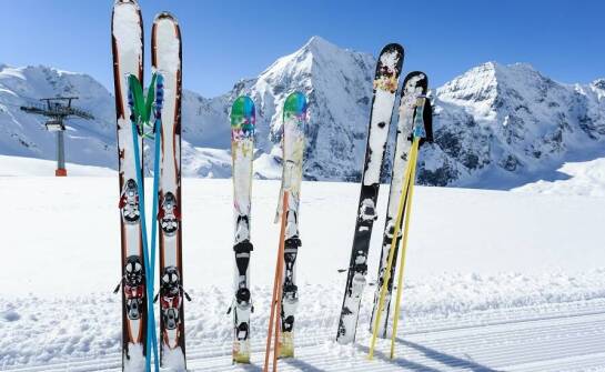 Jak przygotować się do sezonu narciarskiego dzięki ofercie w wypożyczalni?