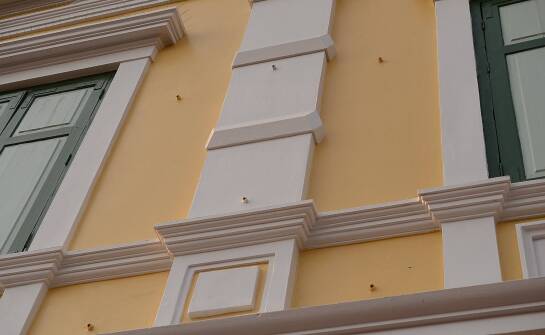 Zewnętrzna sztukateria elewacyjna w kontekście nowoczesnych projektów budowlanych