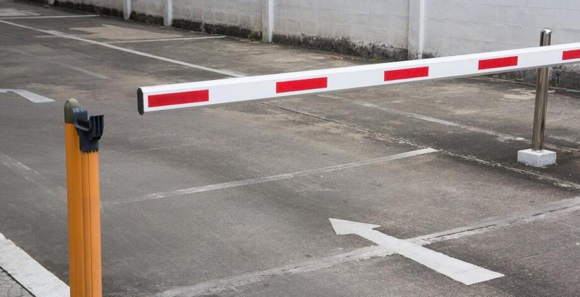 Jakie są zalety stosowania szlabanów w centrach handlowych?