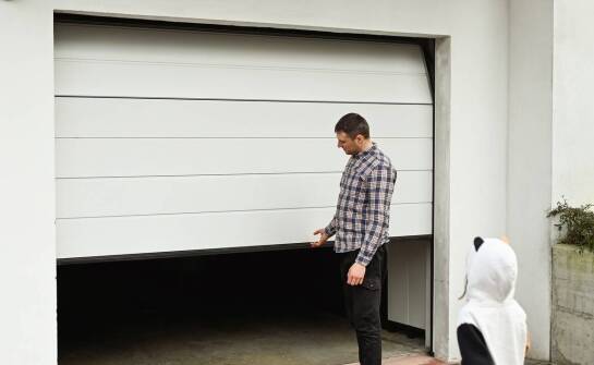 Jak montaż garażowych bram wpływa na energooszczędność domu?