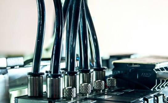 Jakie są wyzwania związane z integracją pneumatycznych chwytaków w systemach EOAT?