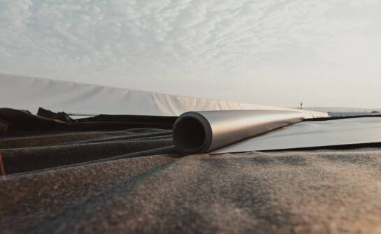 Zalety stosowania samoprzylepnej taśmy polietylenowej w trudnych warunkach atmosferycznych