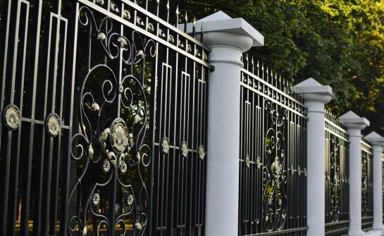 Różnorodność wzorów kutych ogrodzeń – jak wybrać odpowiedni dla siebie?
