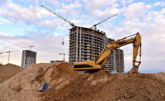 Wpływ planowania tras na transport koparek