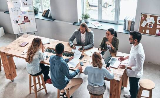 Kluczowe korzyści z outsourcingu rekrutacji do agencji pracy tymczasowej.