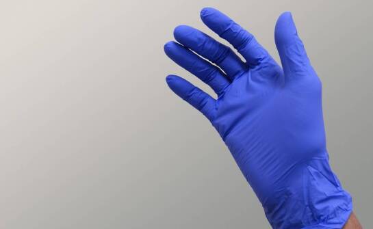 Porównanie modeli gumowych rękawic: które wybrać do swojej pracy?