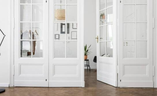 Jak wewnętrzne białe drzwi wpisują się w styl skandynawski?
