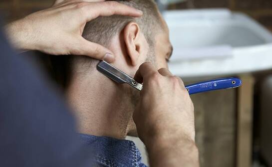 Profesjonalne golenie brzytwą: co warto wiedzieć przed wizytą w salonie?